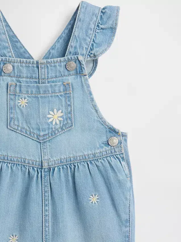 Baby-overalls i denim med brodert blomstermønster