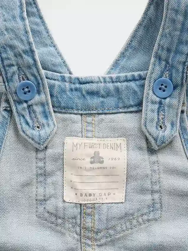 Baby-overalls i denim med brodert blomstermønster