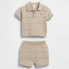 Baby-sett med strikket pologenser og shorts