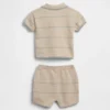 Baby-sett med strikket pologenser og shorts
