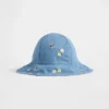 Baby-solhatt i brodert denim