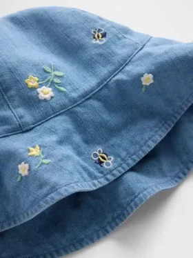 Baby-solhatt i brodert denim
