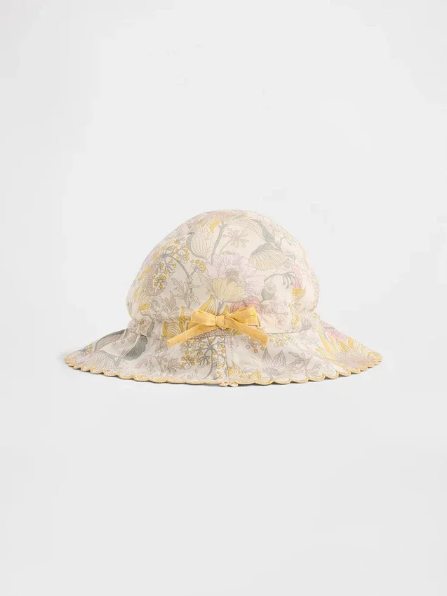 Baby-solhatt med blomstermønster