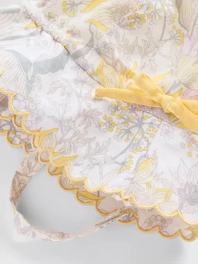 Baby-solhatt med blomstermønster