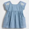 Babykjole i brodert denim med lommer