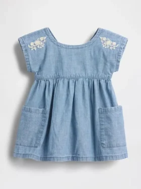 Babykjole i brodert denim med lommer