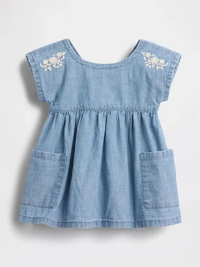 Babykjole i brodert denim med lommer