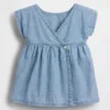 Babykjole i brodert denim med lommer