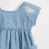 Babykjole i brodert denim med lommer