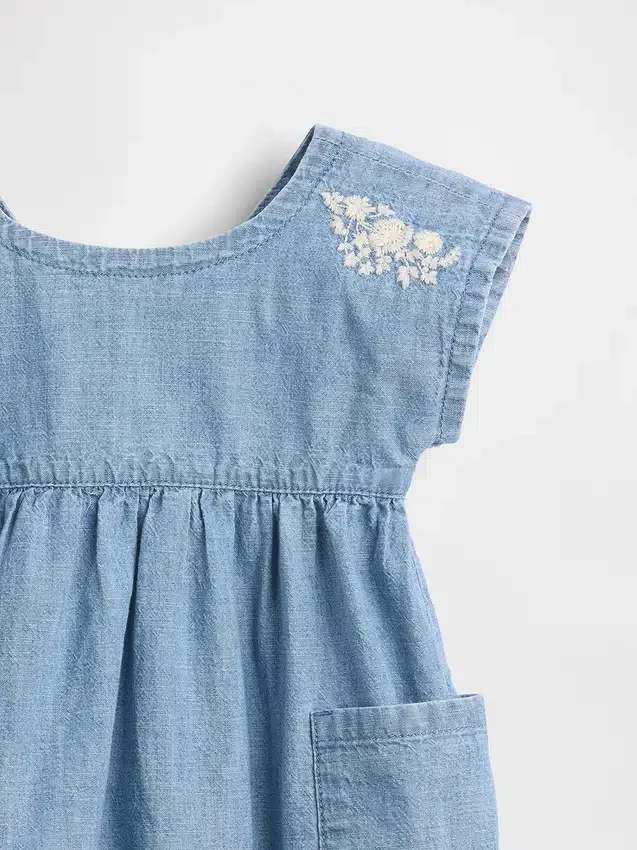Babykjole i brodert denim med lommer