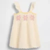 Babykjole med heklede blomster