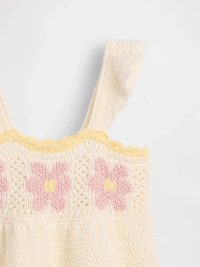 Babykjole med heklede blomster