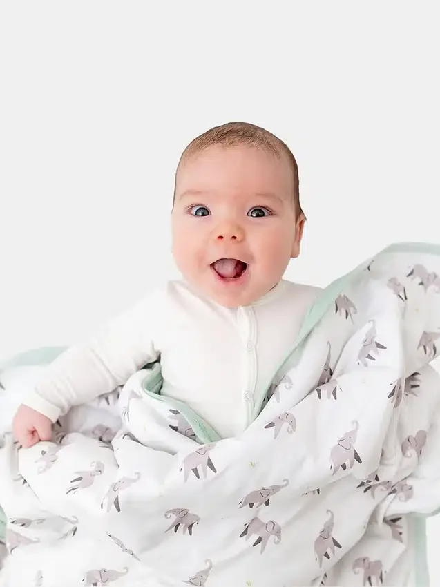 Bambus-babyteppe med liten elefant