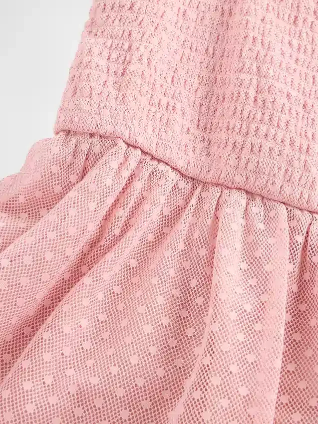 Barnedress i mesh med volanger og korte ermer