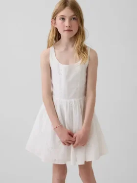 Barnedress med hullmønster