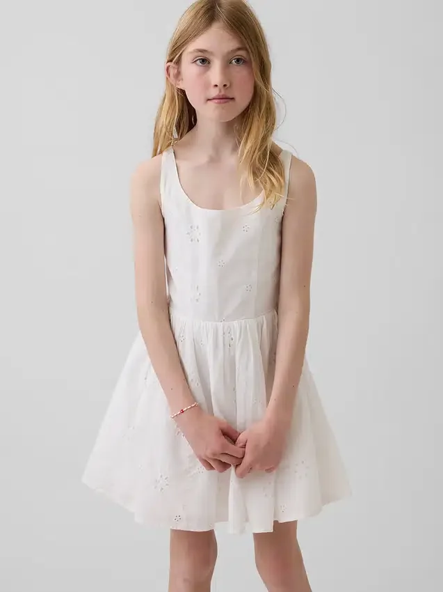 Barnedress med hullmønster