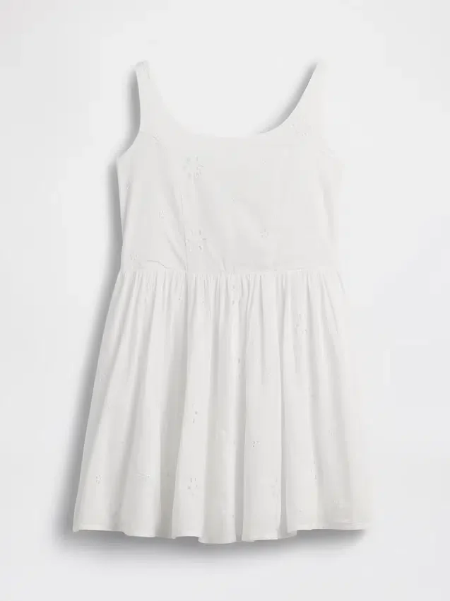 Barnedress med hullmønster