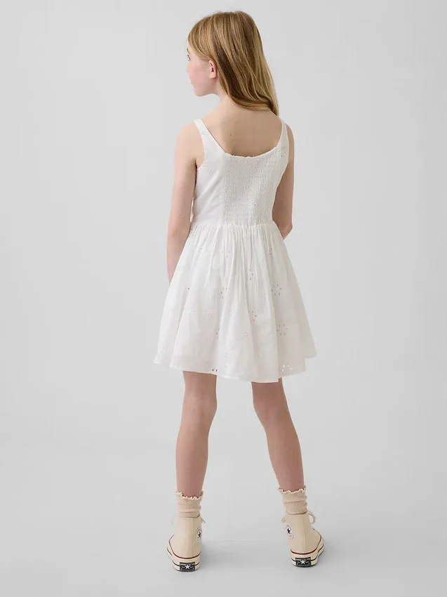 Barnedress med hullmønster