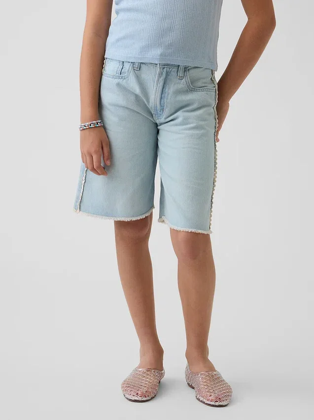Barneshorts i denim med lav midje og lang passform