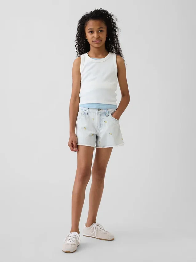 Barneshorts i lav midje med broderi i sitronfarget denim