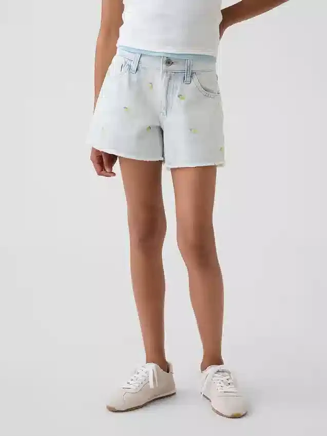 Barneshorts i lav midje med broderi i sitronfarget denim
