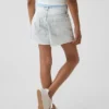 Barneshorts i lav midje med broderi i sitronfarget denim
