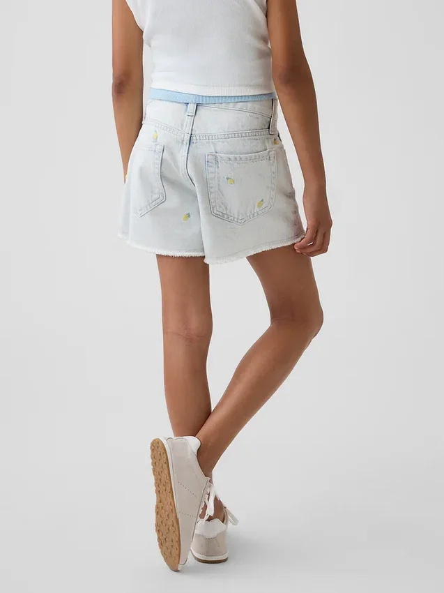 Barneshorts i lav midje med broderi i sitronfarget denim