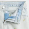 Barneshorts i lav midje med broderi i sitronfarget denim