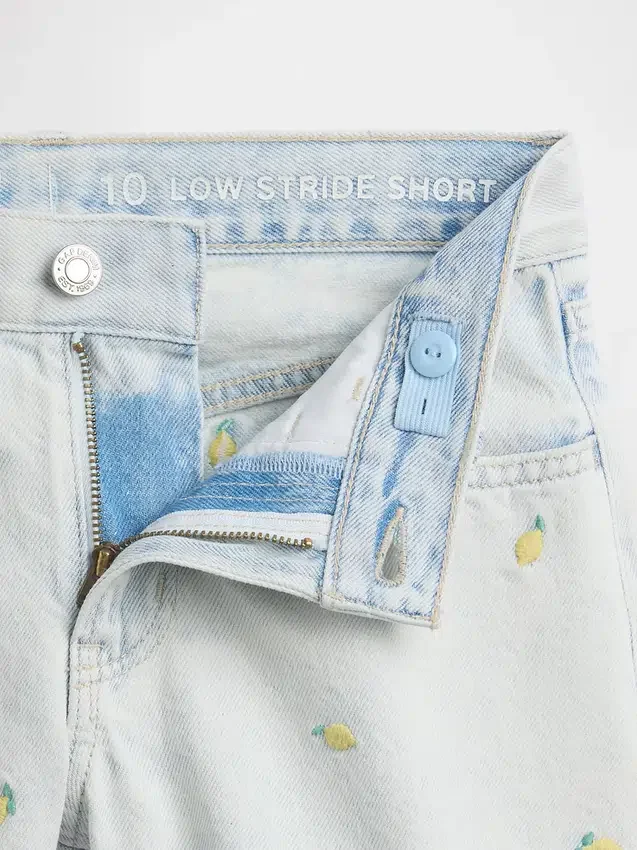 Barneshorts i lav midje med broderi i sitronfarget denim