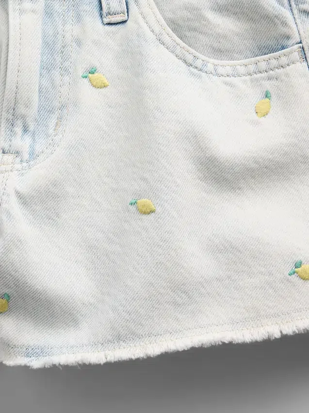 Barneshorts i lav midje med broderi i sitronfarget denim