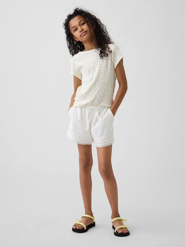 Barneshorts i lin og bomull med blonder