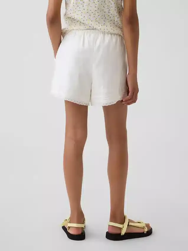 Barneshorts i lin og bomull med blonder