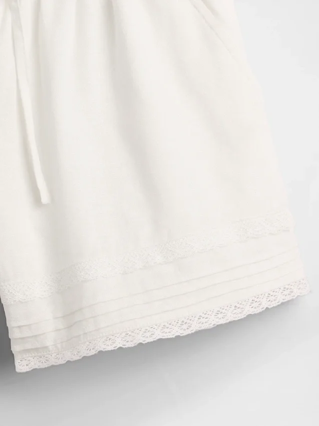 Barneshorts i lin og bomull med blonder