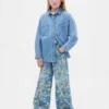 Barnesjeans med blomstermønster og løs passform