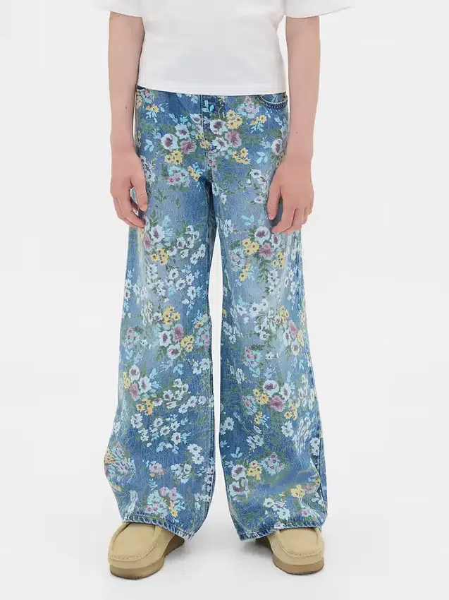 Barnesjeans med blomstermønster og løs passform