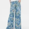 Barnesjeans med blomstermønster og løs passform