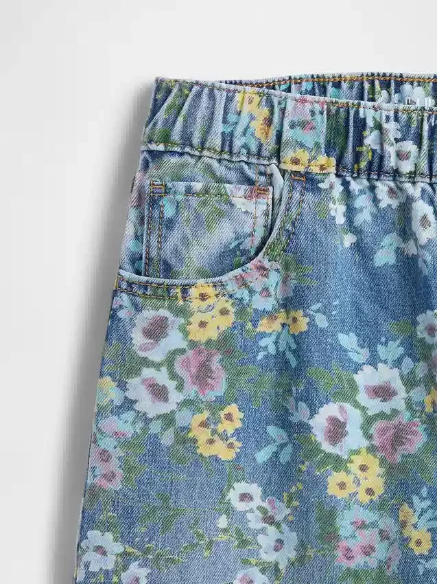 Barnesjeans med blomstermønster og løs passform