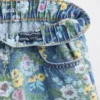 Barnesjeans med blomstermønster og løs passform