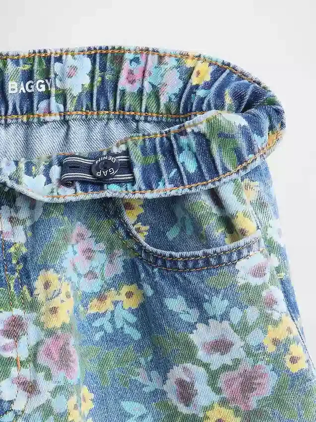 Barnesjeans med blomstermønster og løs passform