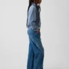 Barnjeans med lav midje, bred benvidde og brodert blomstermønster