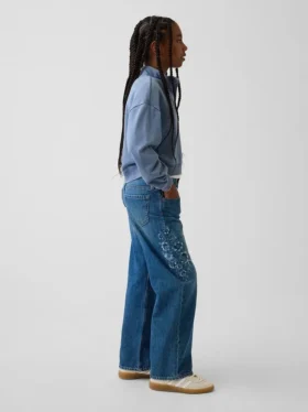 Barnjeans med lav midje, bred benvidde og brodert blomstermønster