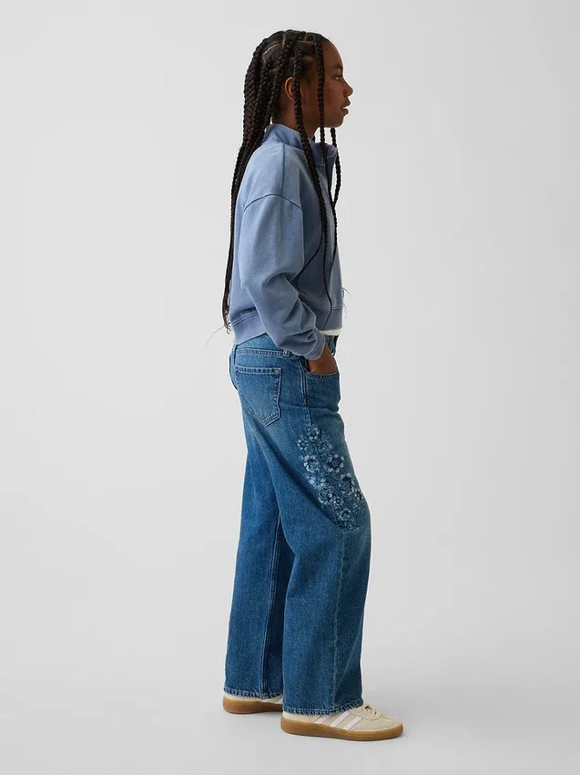 Barnjeans med lav midje, bred benvidde og brodert blomstermønster