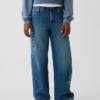 Barnjeans med lav midje, bred benvidde og brodert blomstermønster