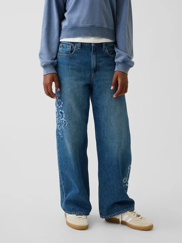 Barnjeans med lav midje, bred benvidde og brodert blomstermønster
