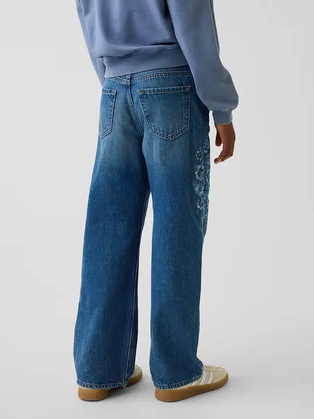 Barnjeans med lav midje, bred benvidde og brodert blomstermønster