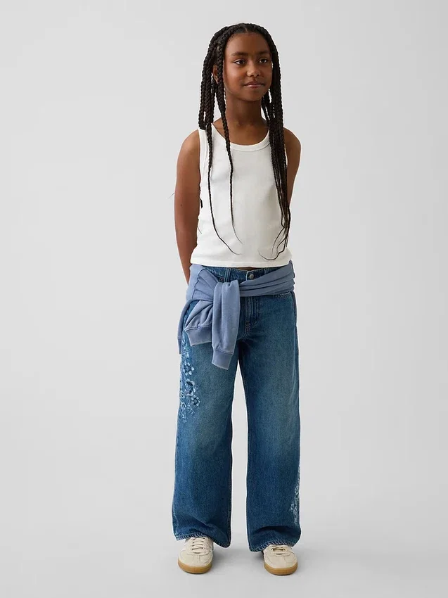 Barnjeans med lav midje, bred benvidde og brodert blomstermønster