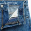 Barnjeans med lav midje, bred benvidde og brodert blomstermønster