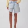 Bermudashorts i denim med middels høy midje og løs passform