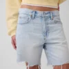 Bermudashorts i denim med middels høy midje og løs passform
