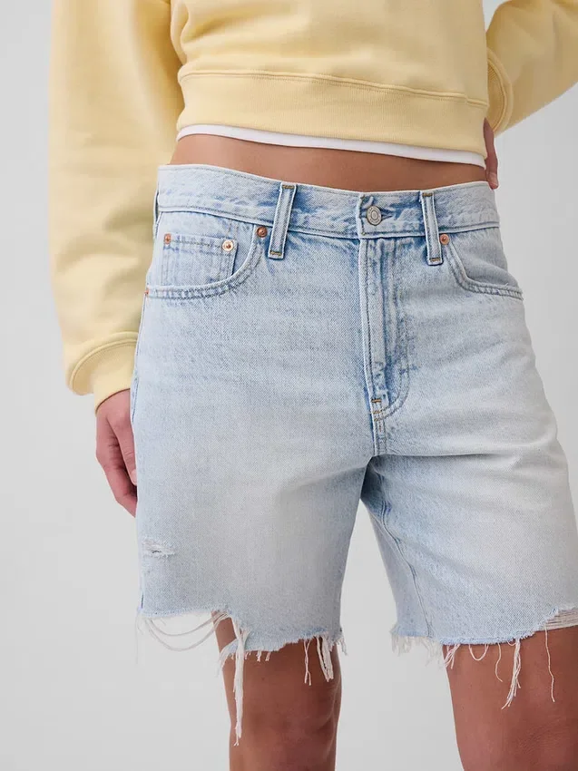 Bermudashorts i denim med middels høy midje og løs passform